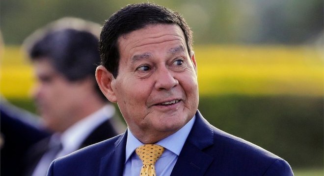 Ala ligada a Olavo de Carvalho crê que Mourão teria pretensões de assumir Presidência