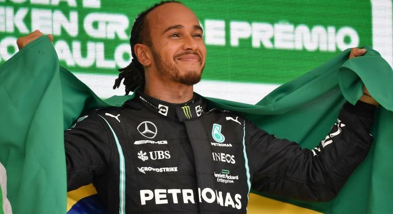 Hamilton com a bandeira brasileira após uma vitória fantástica em Interlagos (SP)