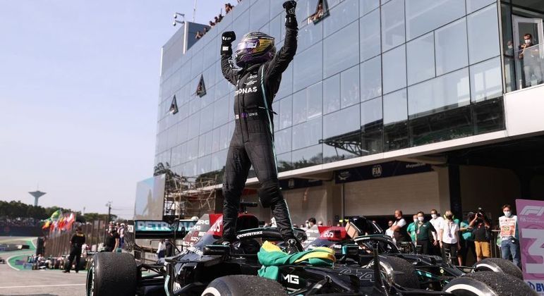 Hamilton comemora a vitória logo após o fim da prova