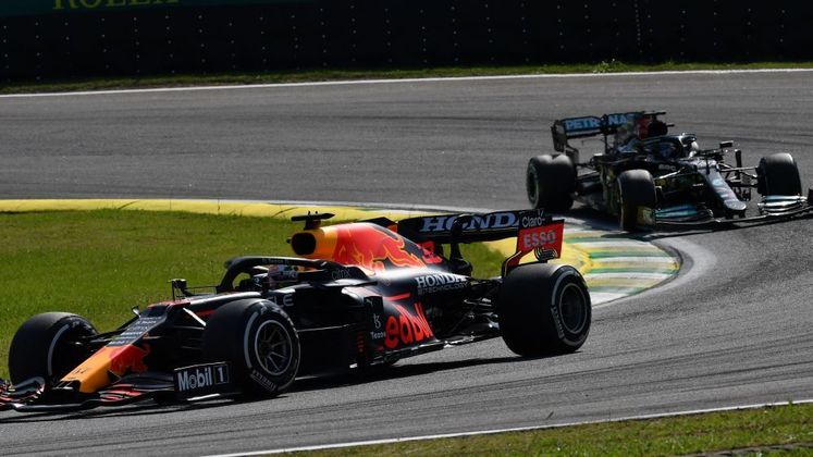 Verstappen na frente sendo perseguido por Hamilton durante a prova em Interlagos. Hamilton estava mais rápido e foi diminuindo a cada volta a diferença para o rival da Red Bull até finalmente ultrapassá-lo