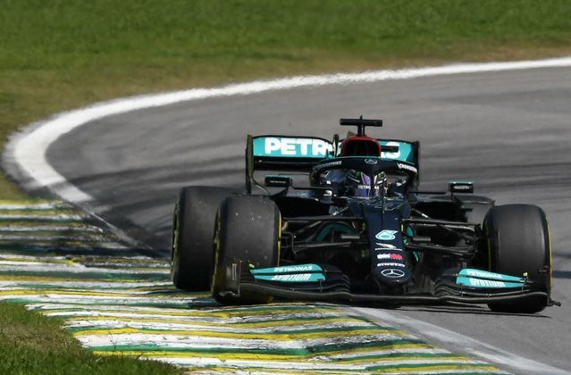 Na volta 48, Hamilton quase conseguiu ultrapassar Verstappen, mas os dois acabaram saindo da pista ao mesmo tempo. Esta manobra impediu durante algumas voltas o inglês de assumir a liderança da corrida. Na volta 67, após uma ótima manobra, Hamilton finalmente ultrapassou o holandês e não perdeu mais a posição. Com a vitória, o piloto da Mercedes chega a 318,5 pontos contra 332,5 de Verstappen, que lidera o campeonato