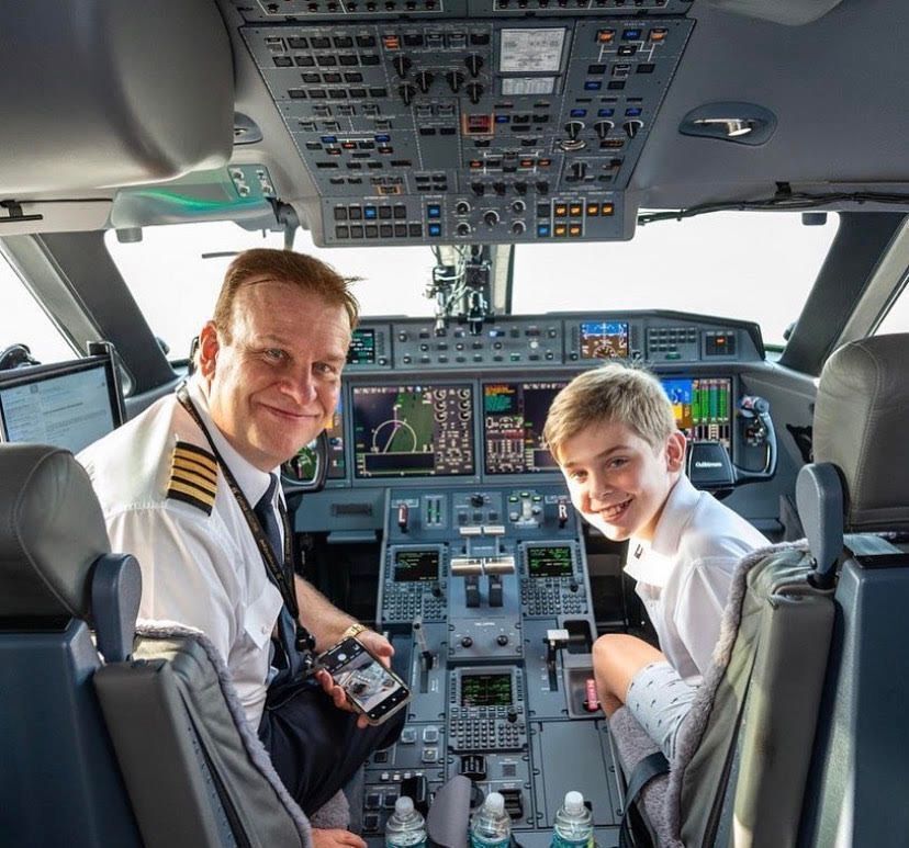Hamish HardingÉ empresário, piloto, explorador e turista espacial britânico. Atualmente Harding reside nos Emirados Árabes Unidos. Ele é o fundador do Action Group e ocupa o cargo de presidente da Action Aviation, empresa internacional de corretagem de aeronaves, com&nbsp;sede em Dubai