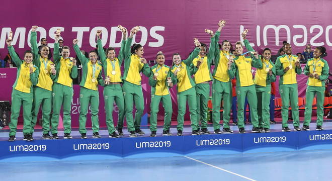 Brasil bate o Canadá de virada e fatura torneio de futebol feminino pela  sexta vez