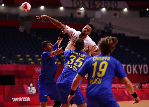 HANDEBOL MASCULINO: A equipe brasileira de handebol masculino foi derrotada mais uma vez, dessa vez contra a França, por 34 a 29. Essa é a segunda derrota do Brasil em dois jogos até aqui. Na estreia, a seleção perdeu por 27 a 24 para a Noruega. Veja o relato da partida