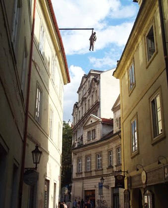 Hanging Out - República Tcheca - Criada por David Cerny, a escultura representa o Pai da Psicanálise, Sigmund Freud, pendurado num cano, no alto de um prédio, na rua Husova nº 4, em Praga. É tão realista que pessoas se assustam até se darem conta da estátua. 