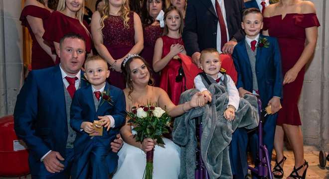 Na foto, a noiva Hannah Colishaw aparece de mãos dadas com o filho Ethan 