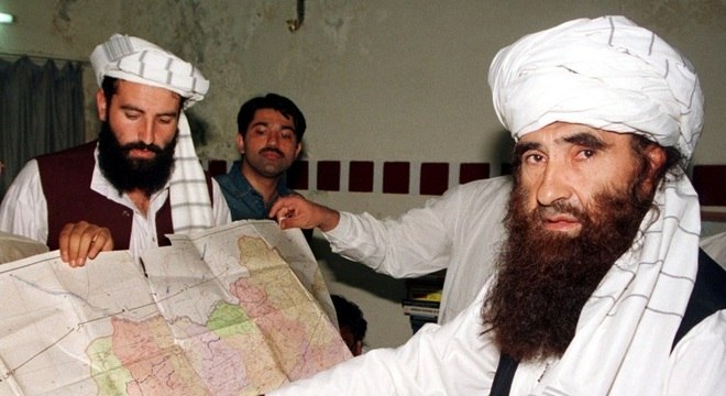 Haqqani (à dir.), quando ministro do Taleban, em 2001: morte não altera organização da rede