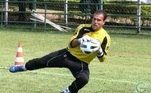 Goleiro Harlei em treino pelo Goiás