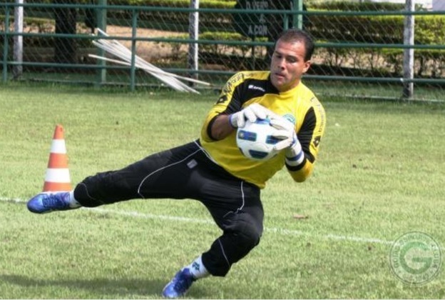 Goleiro Harlei em treino pelo Goiás