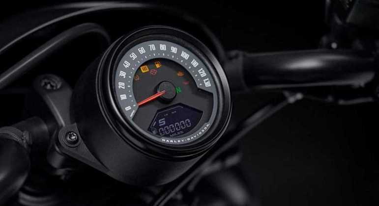 Moto tem velocímetro analógico