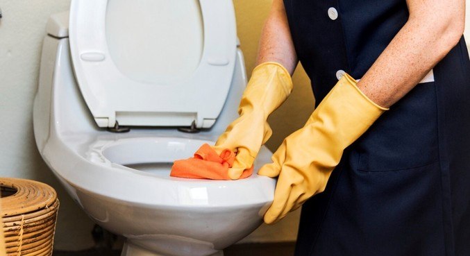 A parte interna de um vaso sanitário é um dos locais mais difíceis de higienizar em um banheiro