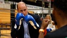 Príncipe William luta boxe com jovens em projeto social de Londres