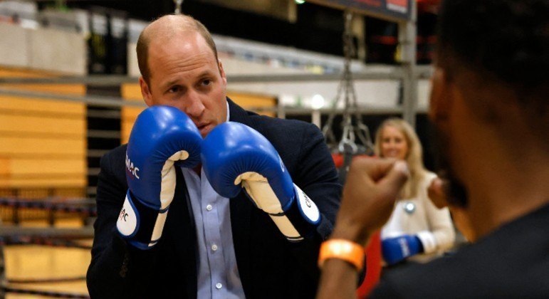 Príncipe William treinando boxe em projeto social
