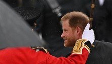 Harry chega a Westminster junto com primos para acompanhar a coroação de seu pai