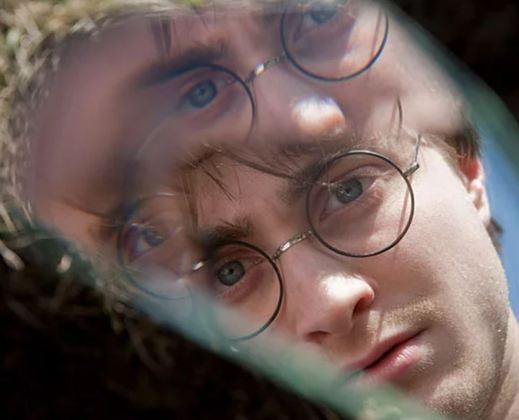 Harry é filho dos bruxos Tiago e Lílian Potter, mas nasceu pelas mãos da autora britânica J.K Rowling.