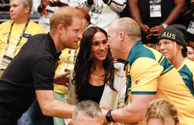 Esse anel foi desenhado pelo próprio príncipe com a ajuda da joalheira britânica Cleave & Company, que atendia a rainha Elizabeth 2ª