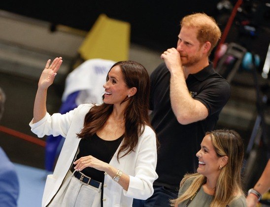 Em 2022, Harry e Meghan surgiram juntos em todos os dias de jogos. Já neste ano, apenas Harry foi para o evento em sua primeira semana, enquanto Meghan ficou em casa