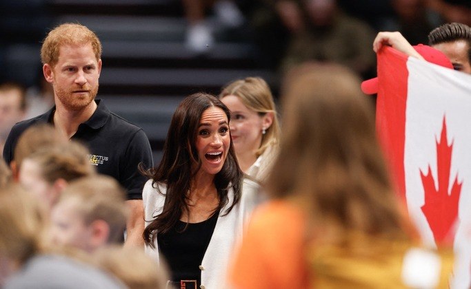 Nas fotos, tiradas na quarta-feira (13), Harry e Meghan aparecem se divertindo durante um jogo de basquete e esbanjando simpatia ao posar para as câmeras