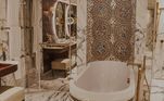 Os dois banheiros da suíte são feitos de mármore Carrara (pedra nobre italiana), e o quarto conta com cortinas de seda, seis televisões, móveis feitos sob medida e outras instalações de última geração