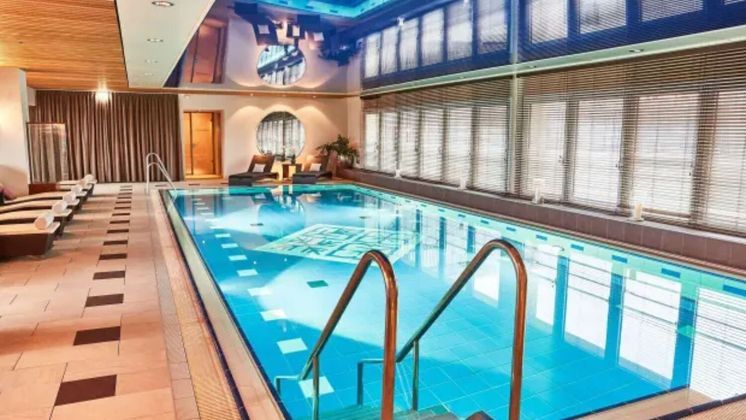 O hotel ainda oferece piscinas, saunas, academia e spa para os hóspedes