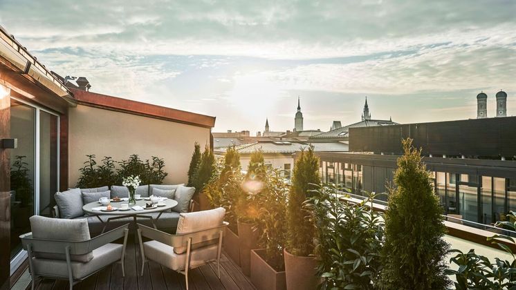 Lareiras, escrivaninhas, closet e ar-condicionado são alguns dos serviços disponibilizados para o jogador, que ainda pode desfrutar das paisagens do centro histórico de Munique em seu terraço