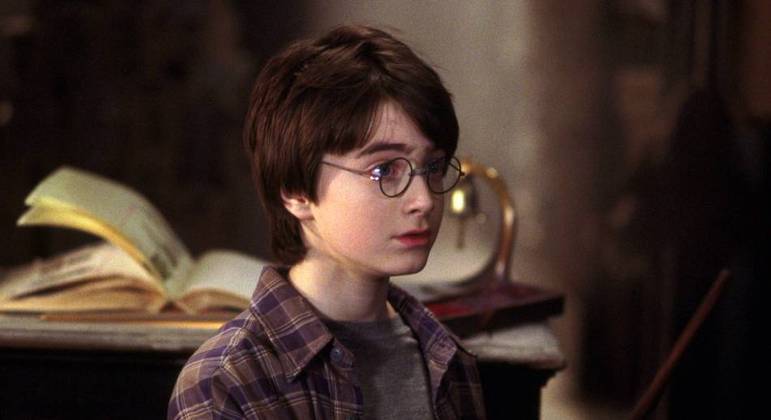 “Harry Potter e a Pedra Filosofal” foi lançado em 2001 e foi o pontapé inicial de uma longa e encantadora jornada de Harry e seus amigos bruxos que dificilmente será esquecida pelos fãs.