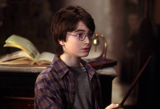 “Harry Potter e a Pedra Filosofal” foi lançado em 2001 e foi o pontapé inicial de uma longa e encantadora jornada de Harry e seus amigos bruxos que dificilmente será esquecida pelos fãs.