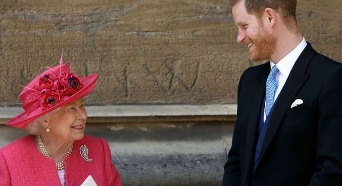 A rainha Elizabeth 2ª  e seu neto príncipe Harry