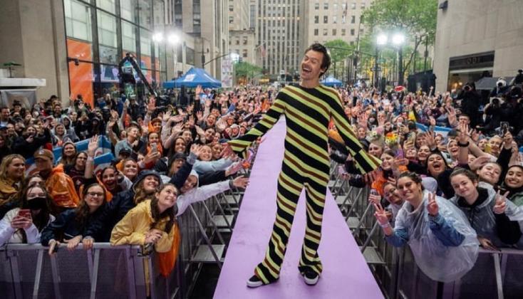 O cantor também apostou no macacão para o festival Citi Confort Series. Desta vez, nas cores marrom, verde e preto