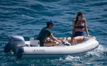 Os artistas também deram uma volta em uma embarcação menor, dirigida por Harry