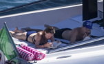 Em um momento relaxante, Harry e Olivia tiraram um tempo do passeio para ler