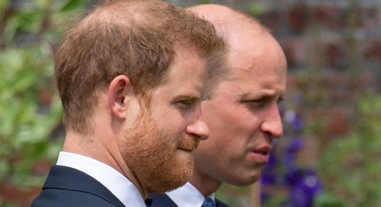 O príncipe Harry e o príncipe William durante cerimônia de inauguração nesta quinta-feira (1º)