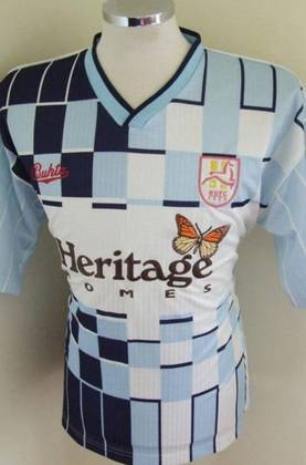 Hartlepool - Inglaterra - O time vestiu essa camisa nos anos 1990, com a geometria desalinhada e uma borboleta para dar o tom delicado...