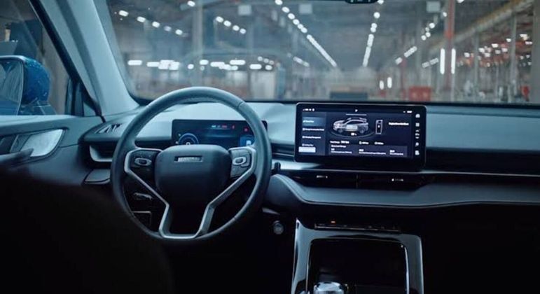 Modelo traz uma ampla central multimídia com conexão com smartphones