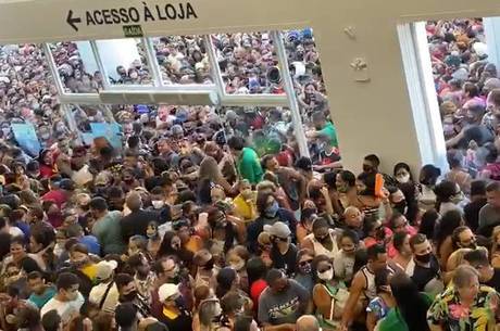 Milhares de pessoas se aglomeraram na loja