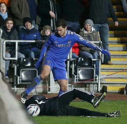 Hazard agride gandula - Na semifinal da Copa da Liga Inglesa de 2013, o Chelsea enfrentou o Swansea. Aos 33 minutos da segunda etapa, um gandula, de 17 anos, caiu em cima de uma bola, impedindo que Hazard a pegasse. Assim, o belga, irritado, agrediu com um chute o adolescente para recuperar a bola.