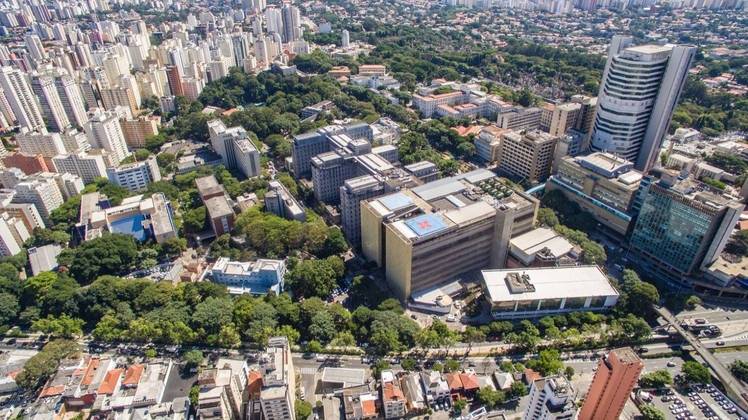 Única instituição pública brasileira na lista, o HCFMUSP (Hospital das Clínicas da Faculdade de Medicina da Universidade de São Paulo) aparece na posição 210. Esse é o maior complexo hospitalar da América Latina. Conta com mais de 21 mil colaboradores, realiza mais de 1 milhão de consultas ambulatoriais, 232 mil atendimentos de urgência e 50 mil cirurgias todos os anos. Seus institutos e laboratórios são também importante fonte de produção de conteúdo científico. No complexo ficam o Instituto Central, Instituto de Psiquiatria, Instituto do Coração, Instituto do Câncer, Instituto de Ortopedia e Traumatologia, Instituto da Criança e do Adolescente, Instituto de Radiologia e Instituto de Medicina Física e Reabilitação 