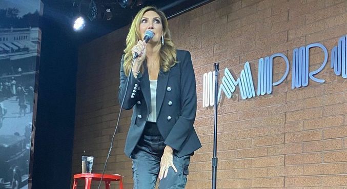 Heather Mcdonald se sentiu mal, desmaiou e caiu no palco