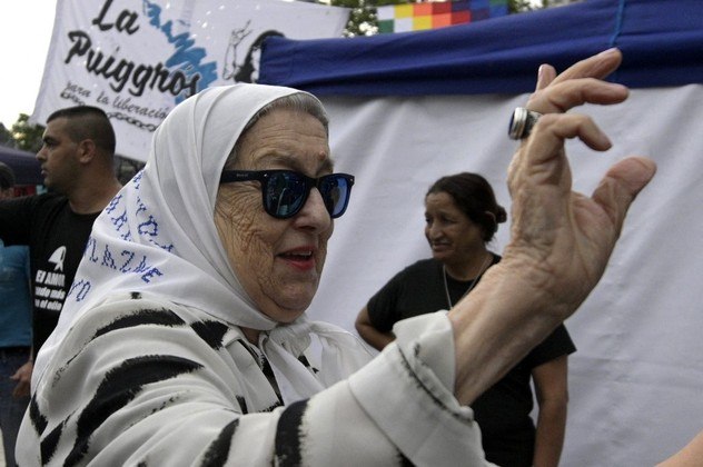 8. Hebe de BonafiniLíder histórica das Mães da Praça de Maio, Hebe de Bonafini, faleceu em 20 de novembro, aos 93 anos. A causa da morte não foram divulgadas. A associação argentina foi criada durante a ditadura (1976-1983) para descobrir o paradeiro de filhos e de outras pessoas presas pelo regime militar, o que fez com que Hebe se tornasse um símbolo para a luta a favor da democracia e pelos direitos humanos