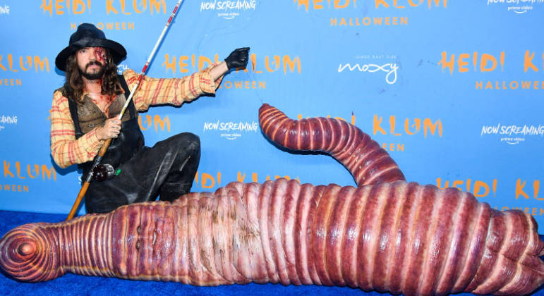 Heidi Klum e o marido Tom Kaulitz fantasiados de minhoca e pescador