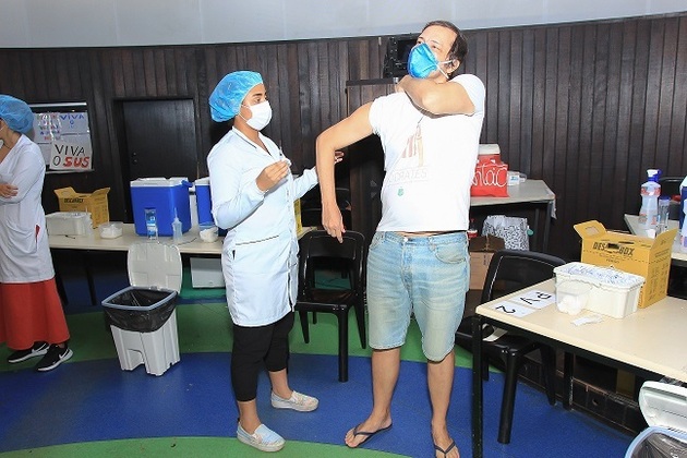 Heitor Martinez, de 52 anos, recebeu a primeira dose da vacina contra a covid-19, no dia 14 de junho, na Gávea, no Rio de Janeiro. Em abril, o ator ficou 13 dias internado por conta de complicações provocadas pela doença