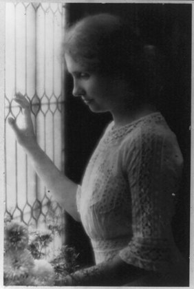 Helen Keller - Americana (1880-1968) - Era surda e cega. Mesmo assim, foi autora, ativista política e palestrante de imenso valor. A forma como sua professora a ensinou também rendeu filme: 
