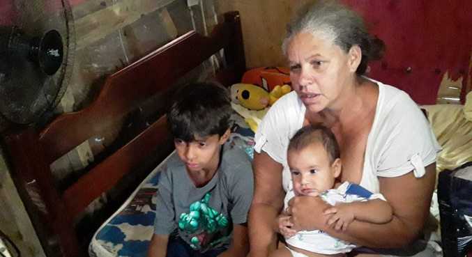 Helena Leite, com os filhos de 9 anos e 5 meses, em casa na zona norte de SP