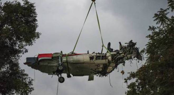 HelicÃ³ptero sendo removido do local do acidente