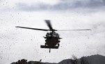 Pelo menos nove soldados morreram quando dois helicópteros HH-60 Black Hawk do Exército dos Estados Unidos colidiram durante um voo de treinamento, na noite passada, em Kentucky, segundo informou nesta quinta-feira (30) o jornal The Washington Post