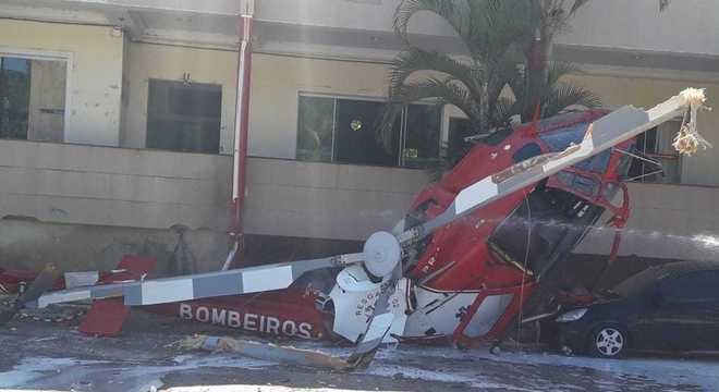 Aeronave dos bombeiros atingiu um carro antes de se chocar contra o chão