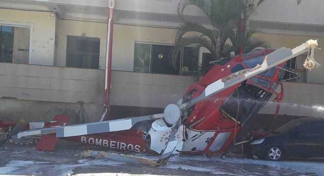 Aeronave dos bombeiros atingiu um carro antes de se chocar contra o chão