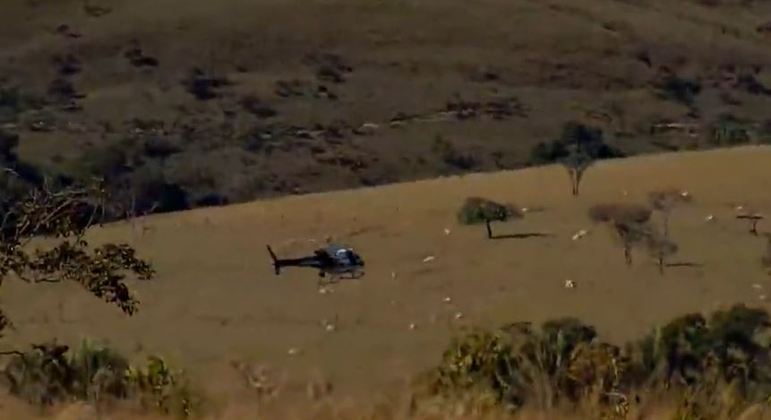 Helicópteros sobrevoam Águas Lindas de Goiás em busca de Lázaro Barbosa