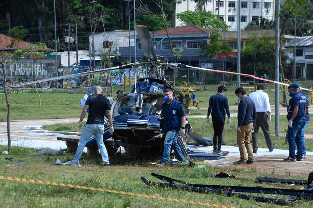 O helicóptero ficou destruído com a queda, mas as duas pessoas foram socorridas conscientes. Os ocupantes da aeronave são dois homens — o piloto, de 41 anos, e um passageiro, de 37, que seria mecânico de helicópteros