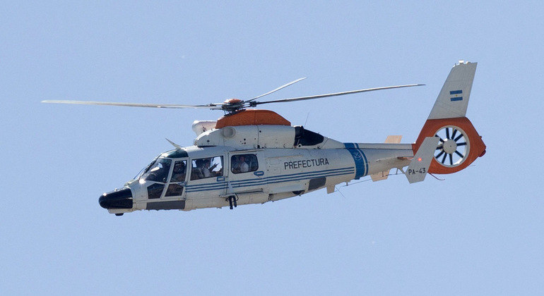 O helicóptero da polícia da Argentina sobrevoou a festa nas ruas de Buenos Aires
